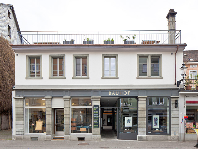 Foto: Frontfassade vom Bauhof (Werkstattgebäude) Steinberggasse 61 in Winterthur, mit Schaufenstern.