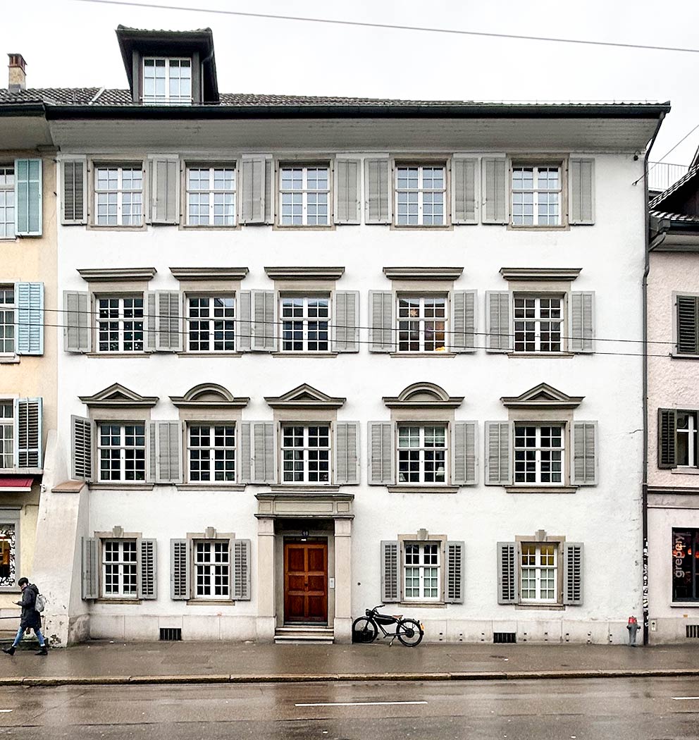 Foto: Frontfassade vom dreistöckigem Bauhof in der Technikumstrasse 68 in Winterthur.