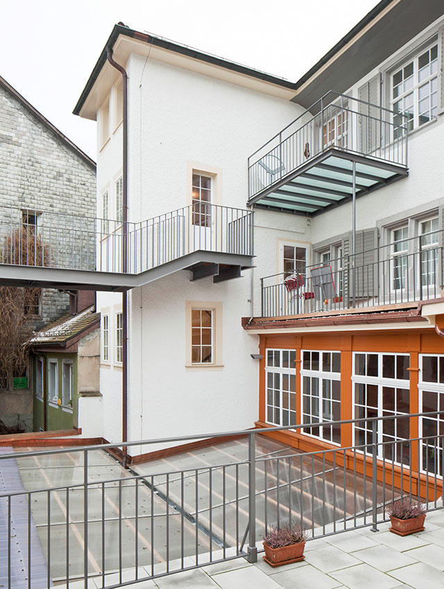 Aussenaufnahme vom Treppenhaus mit Übergang zur Dachterrasse.