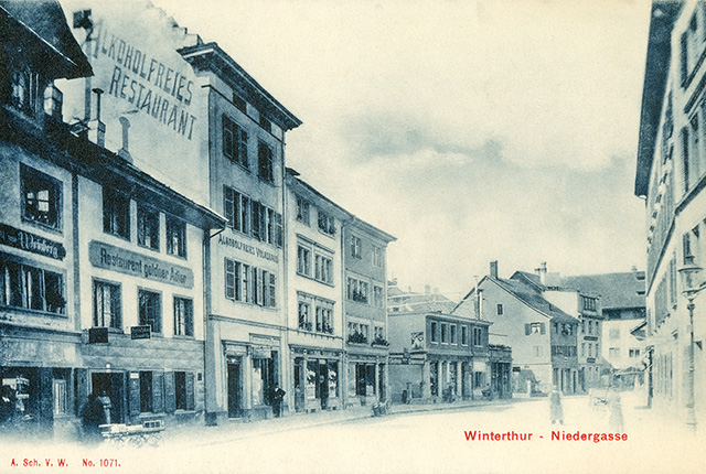 Eine alte Postkarte mit Blick in die Niedergasse von Winterthur. Auch das Wekstattgebäude vom BAUHOF ist zu sehen.